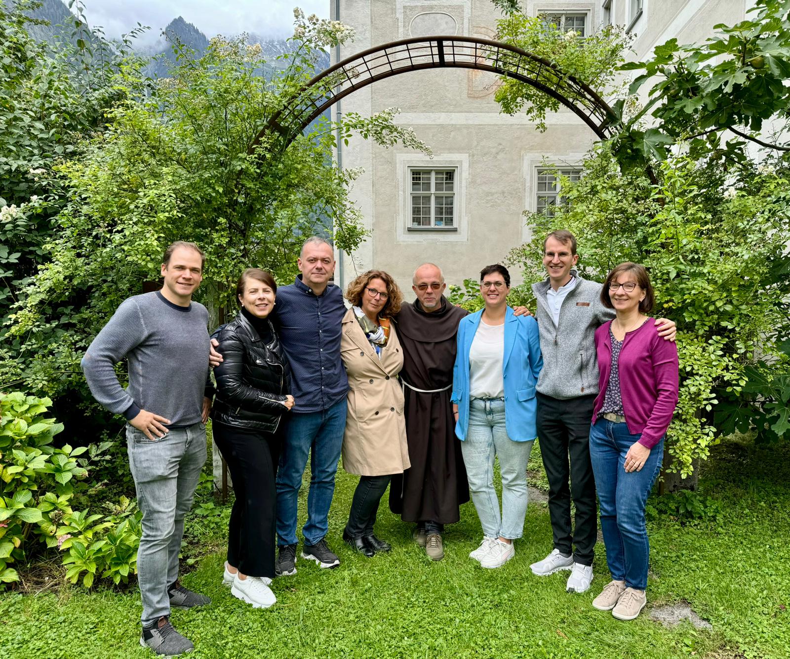 Foto von links nach rechts: Thomas Folie, Astrid Honold, Mladen Milic, Christine Wachter, Pater Guido, Sabrina Wachter, Jakob Geier, Pia Dünser; 